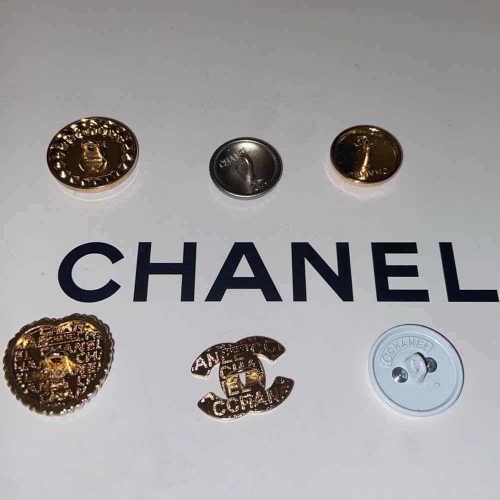 6 piece mixed variety vintage lot of Chanel buttons sizes vary - Picture 3 of 4